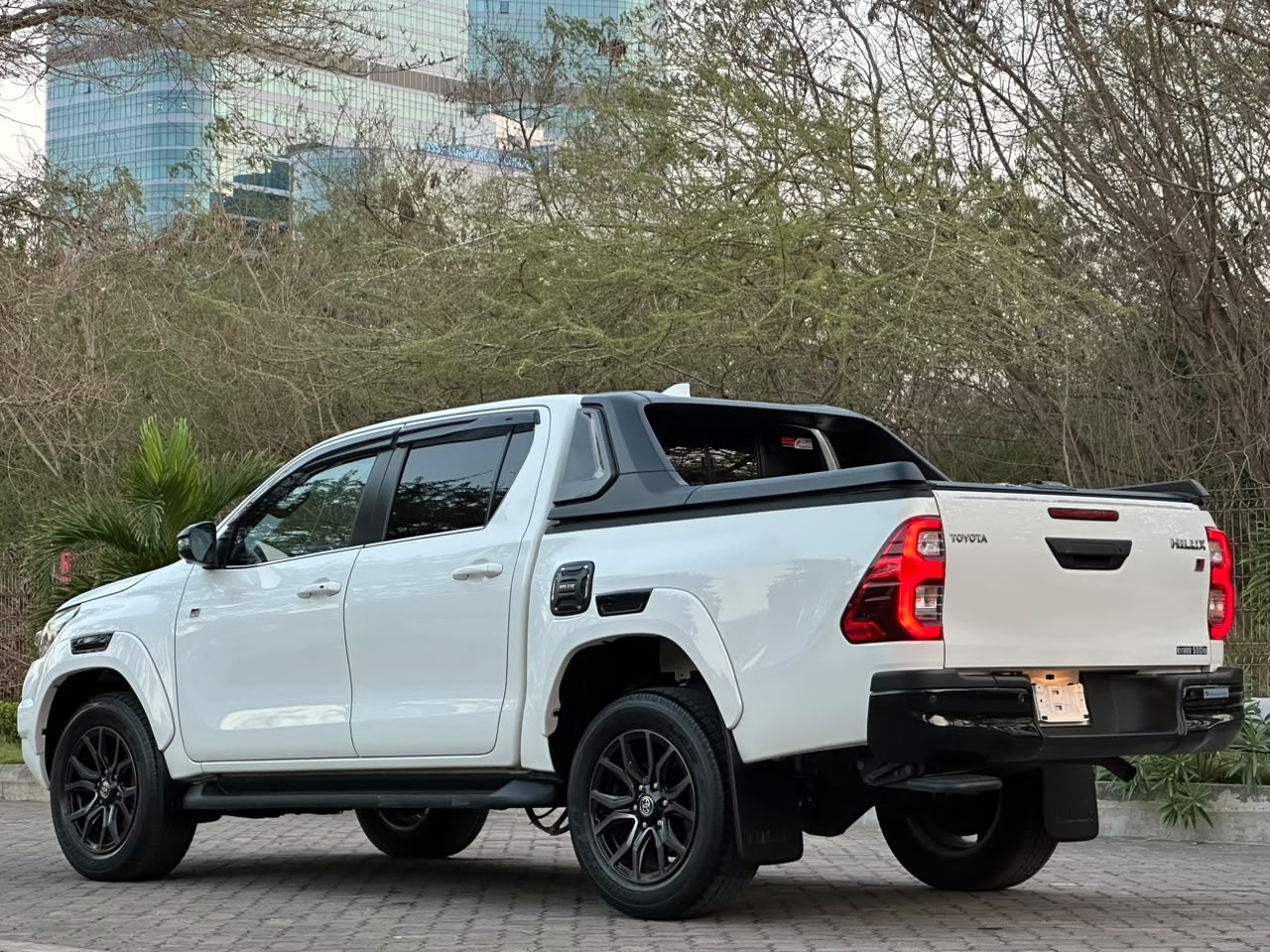TOYOTA HILUX DOUBLE CABIN thumbnail 6
